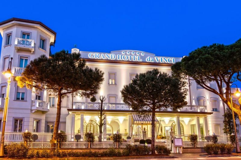 Il Grand Hotel Da Vinci di Cesenatico, dove lusso e glamour si fondono con un servizio impeccabile.